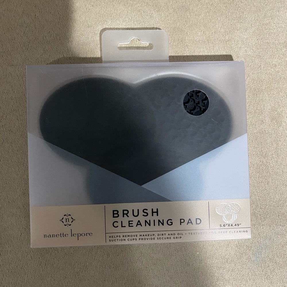 Make up brush cleaning pad